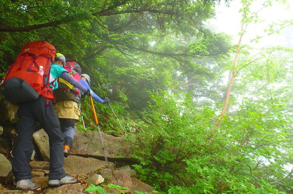 「笠ヶ岳」　沢登り仲間と眺める槍穂高の稜線