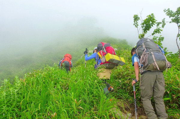 「笠ヶ岳」　沢登り仲間と眺める槍穂高の稜線
