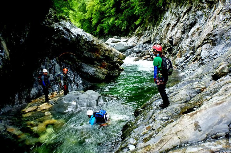 大峰・旭ノ川のゴルジュで流水スイミング