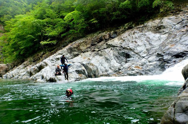 大峰・旭ノ川のゴルジュで流水スイミング