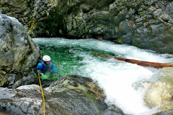 大峰・旭ノ川のゴルジュで流水スイミング