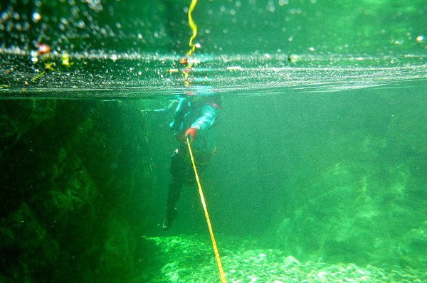 大峰・旭ノ川のゴルジュで流水スイミング