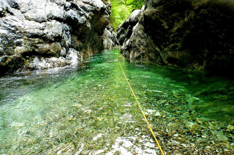 大峰・旭ノ川のゴルジュで流水スイミング