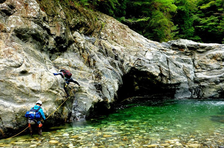 大峰・旭ノ川のゴルジュで流水スイミング
