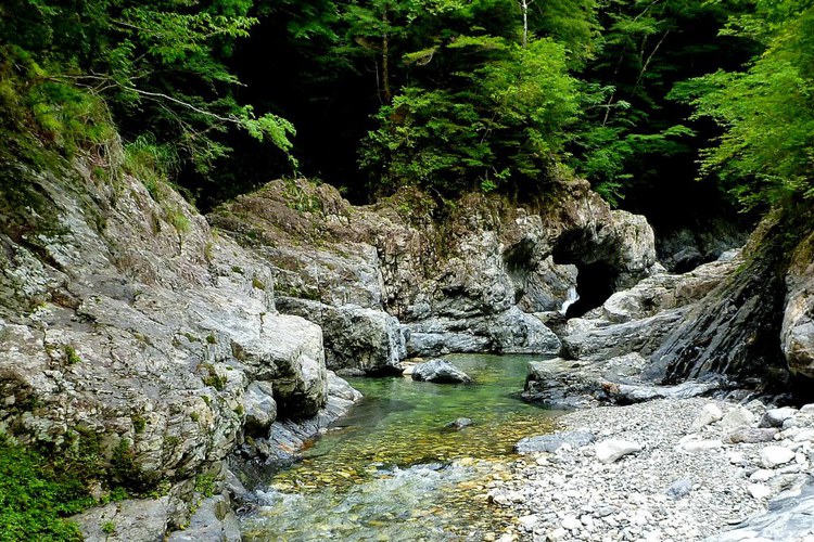 大峰・旭ノ川のゴルジュで流水スイミング