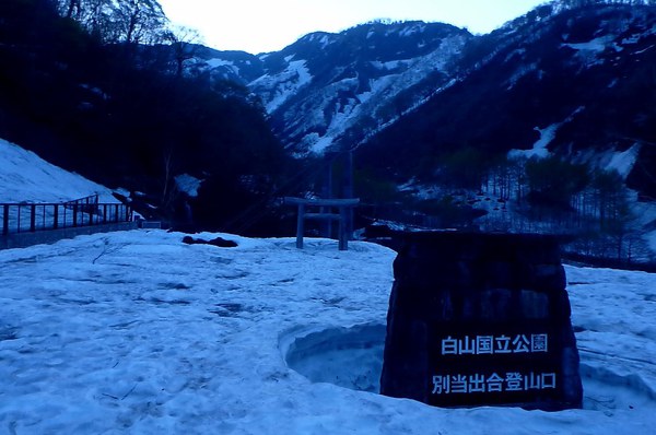 新緑と残雪　春の白山へ