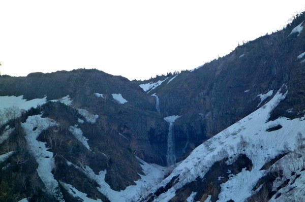 新緑と残雪　春の白山へ