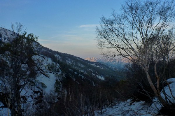 新緑と残雪　春の白山へ