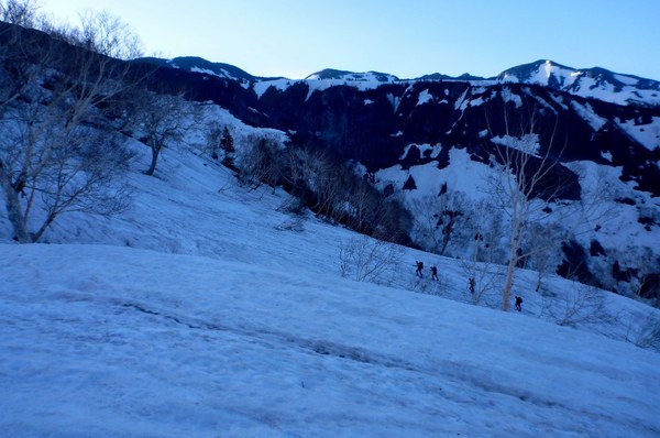 新緑と残雪　春の白山へ