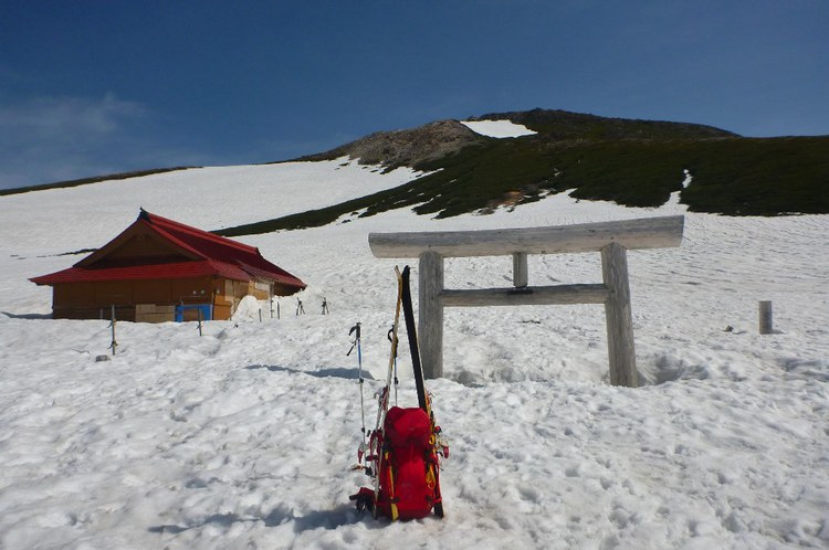 新緑と残雪　春の白山へ
