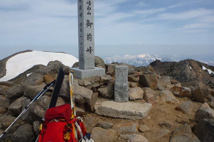 新緑と残雪　春の白山へ