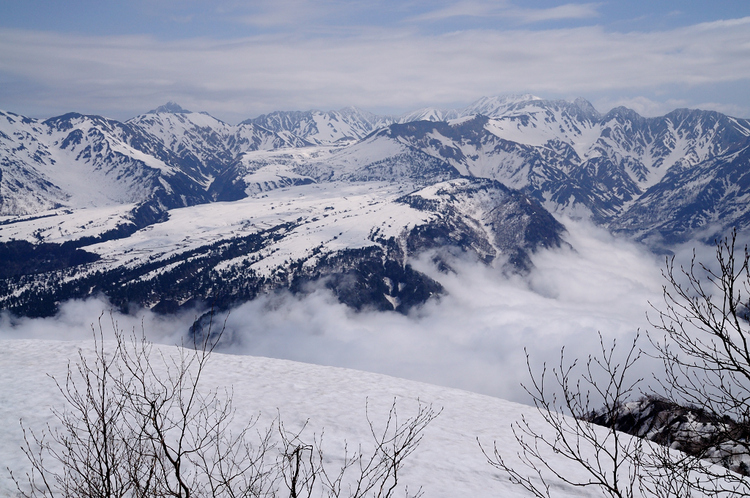 立山を展望出来る鍬崎山　雲海と新緑と残雪に魅了