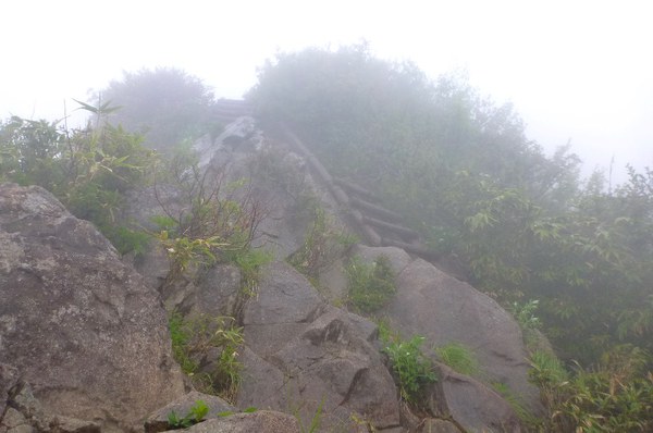 雨上がりに美しい「雨飾山」へ