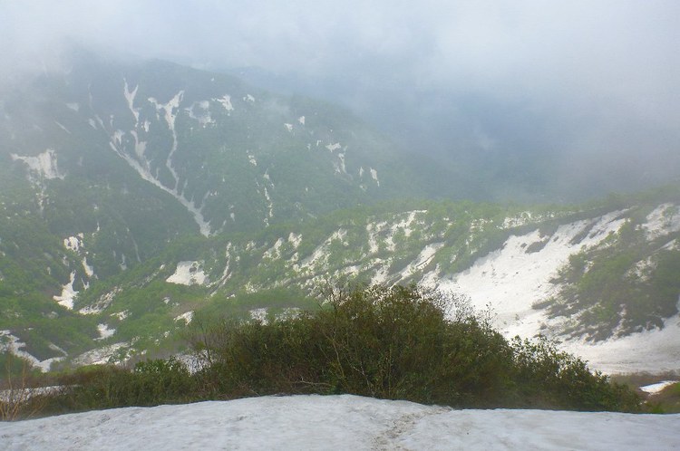 雨上がりに美しい「雨飾山」へ