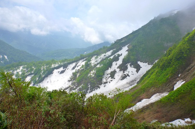 雨上がりに美しい「雨飾山」へ