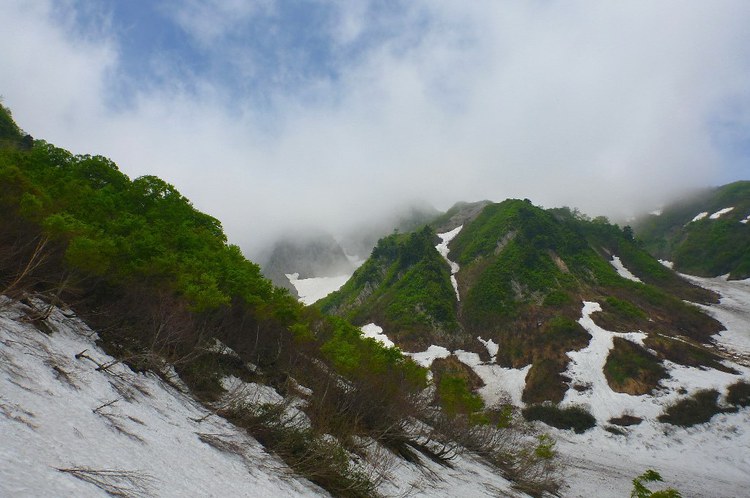 雨上がりに美しい「雨飾山」へ