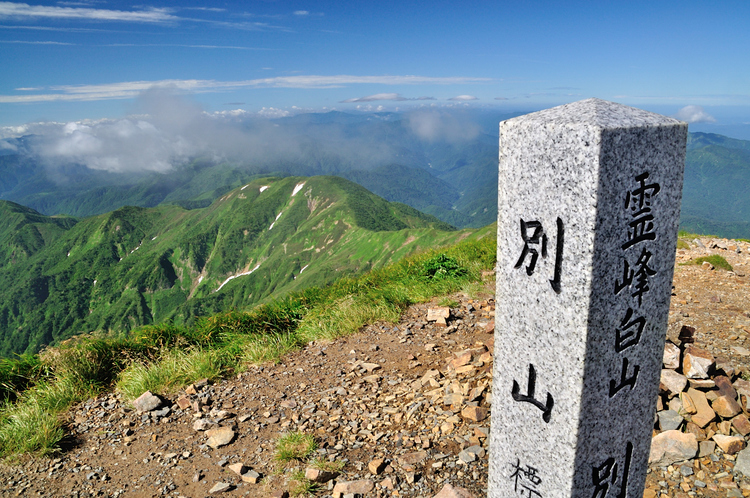花溢れる白山から別山、そして三ノ峰へテン泊縦走
