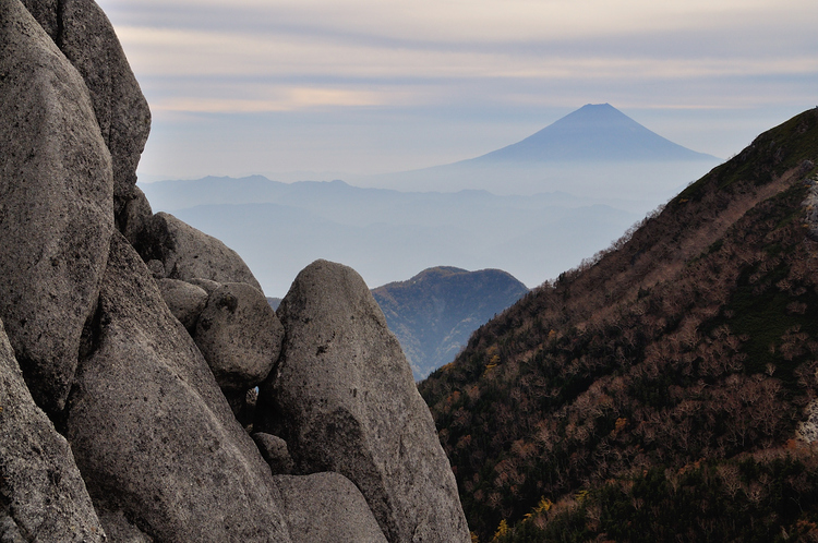 カラマツの黄葉美しい鳳凰三山へ