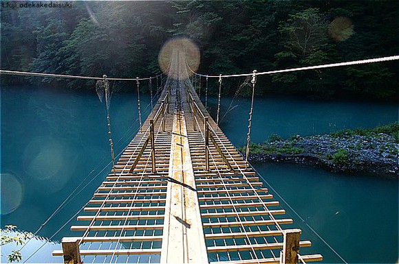 ターコイズブルーに魅せられて　～寸又峡・夢の吊り橋～