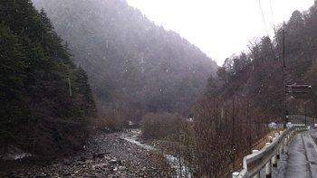 雪の残る奥飛騨路