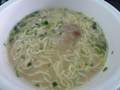 明星　究麺（きわめん）・旨とろ豚骨