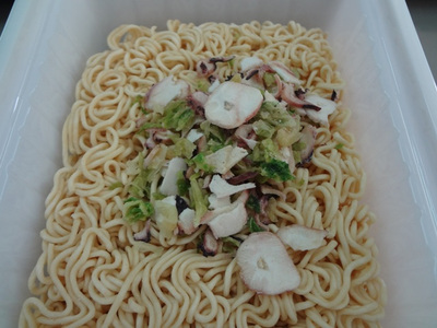 初出の昼食…　ペヤング・イカスミやきそば！