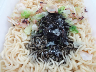 初出の昼食…　ペヤング・イカスミやきそば！