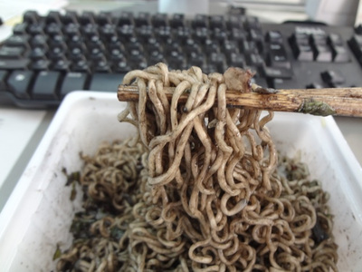 初出の昼食…　ペヤング・イカスミやきそば！