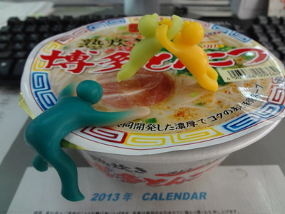 きょうもお昼はカップ麺…　ニュータッチ・熟炊き博多とんこつ！