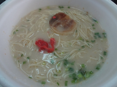 きょうもお昼はカップ麺…　ニュータッチ・熟炊き博多とんこつ！