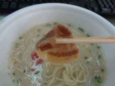 きょうもお昼はカップ麺…　ニュータッチ・熟炊き博多とんこつ！