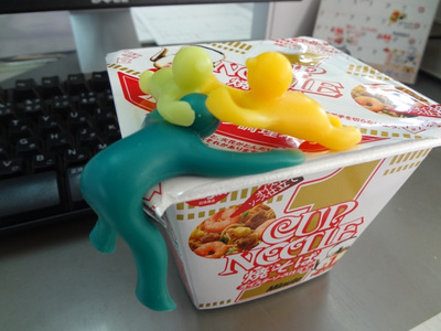 わたしはブタ…？　日清 カップヌードル焼きそば1ミニット！