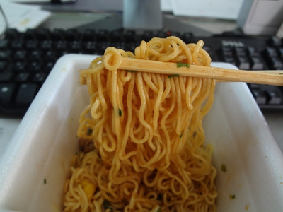 わたしはブタ…？　日清 カップヌードル焼きそば1ミニット！