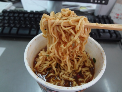日清　カップヌードル・ブラックみそ！