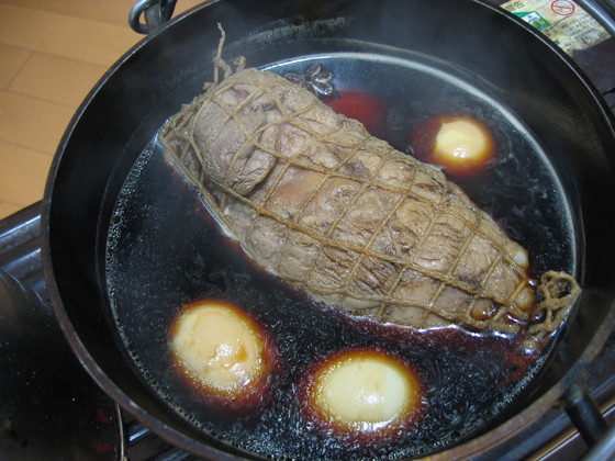 簡単ダッチオーブンで作る紹興酒を使った煮卵とチャーシュー（焼豚）