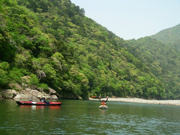 熊野川　新緑と穏やかな流れとカヌー