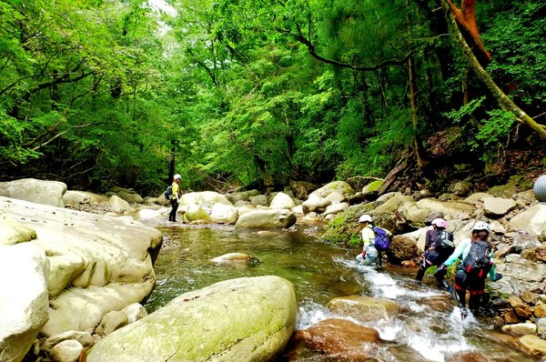 ｺﾊﾞﾙﾄﾌﾞﾙｰな前鬼川で沢登り
