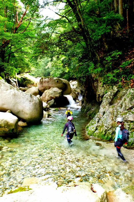 ｺﾊﾞﾙﾄﾌﾞﾙｰな前鬼川で沢登り