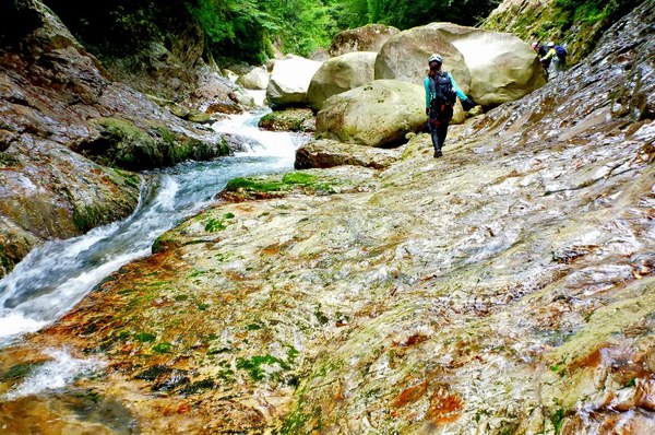 ｺﾊﾞﾙﾄﾌﾞﾙｰな前鬼川で沢登り