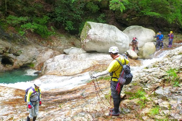 ｺﾊﾞﾙﾄﾌﾞﾙｰな前鬼川で沢登り