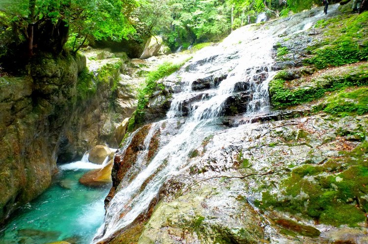 ｺﾊﾞﾙﾄﾌﾞﾙｰな前鬼川で沢登り