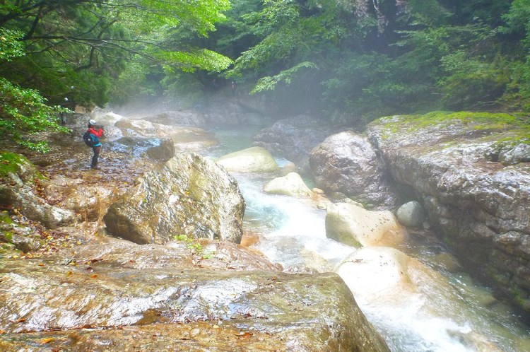 ｺﾊﾞﾙﾄﾌﾞﾙｰな前鬼川で沢登り