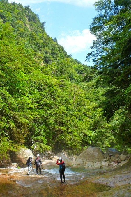 ｺﾊﾞﾙﾄﾌﾞﾙｰな前鬼川で沢登り