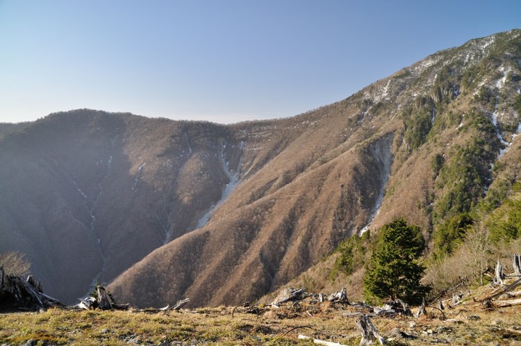 「春の嵐」の前に鉄山から弥山へ　