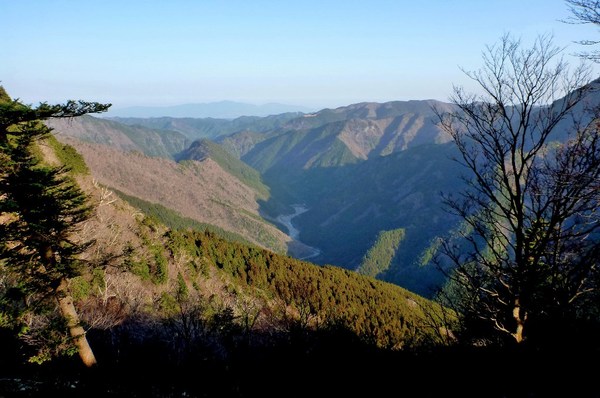 「春の嵐」の前に鉄山から弥山へ　
