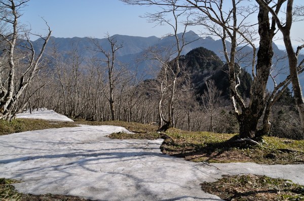 「春の嵐」の前に鉄山から弥山へ　