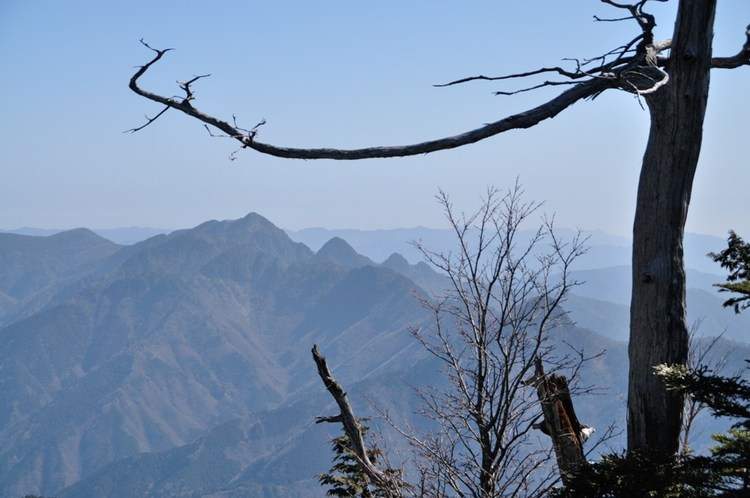 「春の嵐」の前に鉄山から弥山へ　