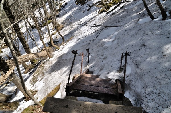 「春の嵐」の前に鉄山から弥山へ　