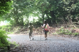 近所の山へトレッキング～！