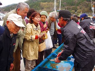 阿武町奈古の漁師さんの新鮮活魚市場へ